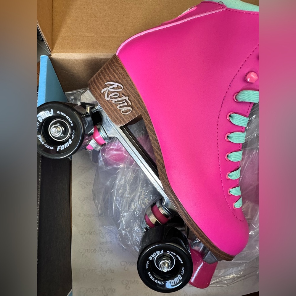 Pink Women skates, never worn.